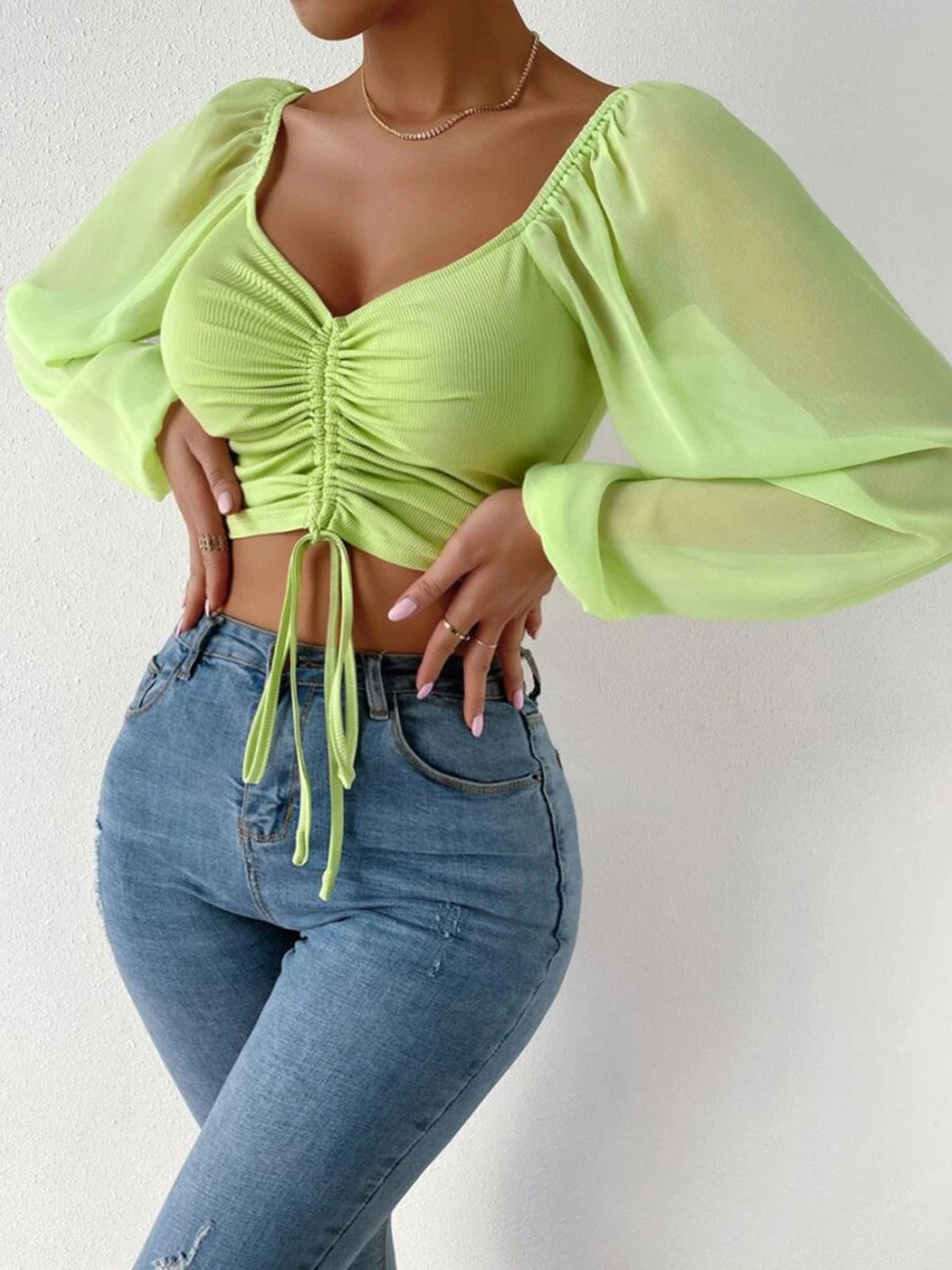 Top corto con escote en forma de corazón y cordón ajustable