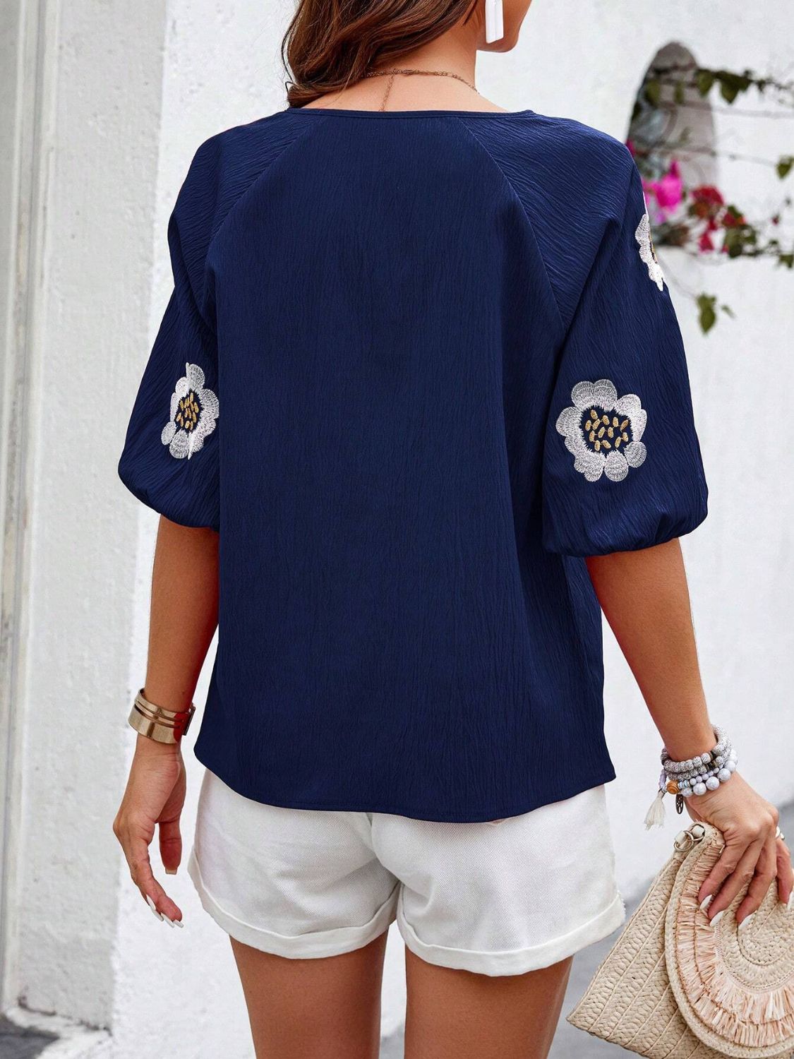 Blusa bordada con mangas abullonadas