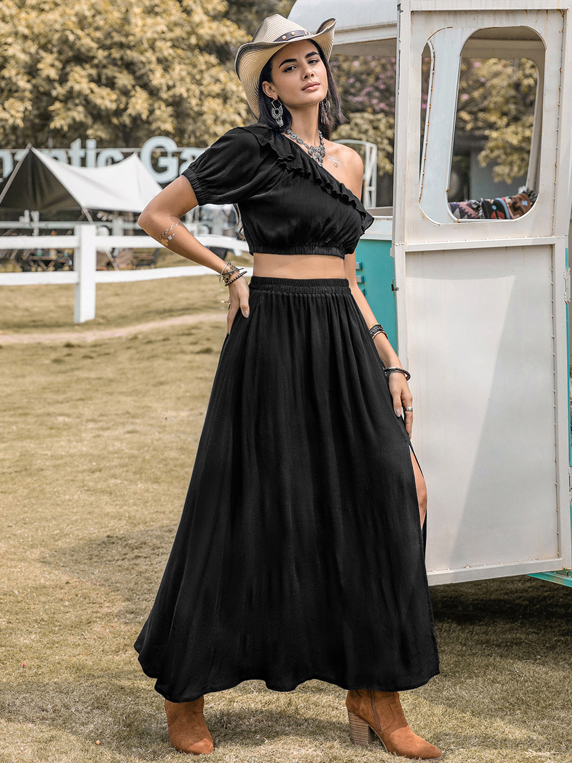 Conjunto de top y falda con abertura