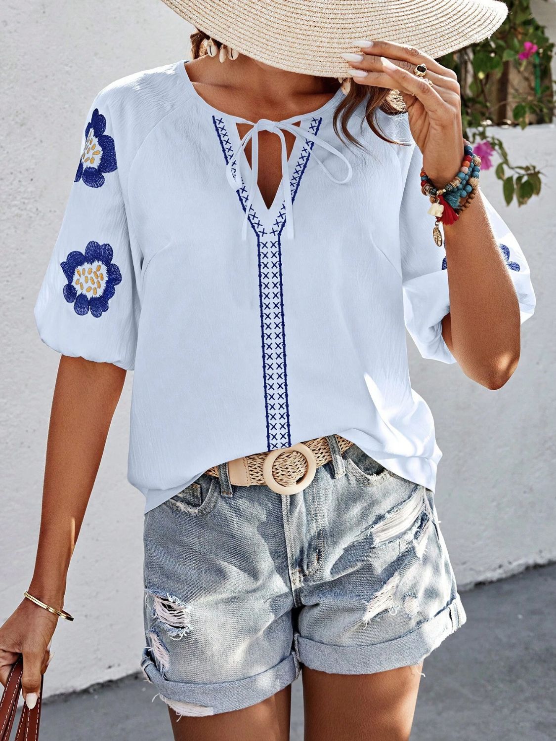 Blusa bordada con mangas abullonadas