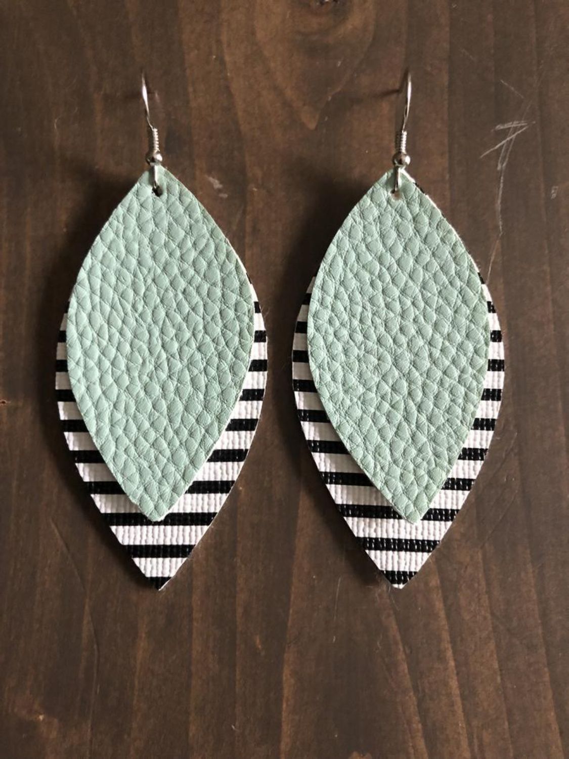Pendientes colgantes de hojas de cuero