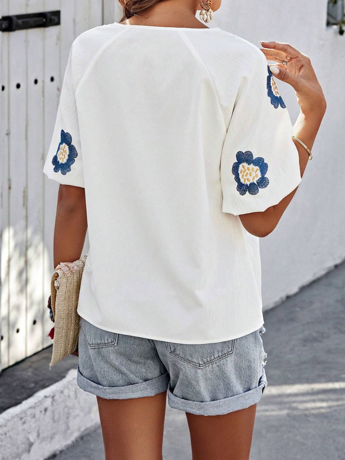 Blusa bordada con mangas abullonadas