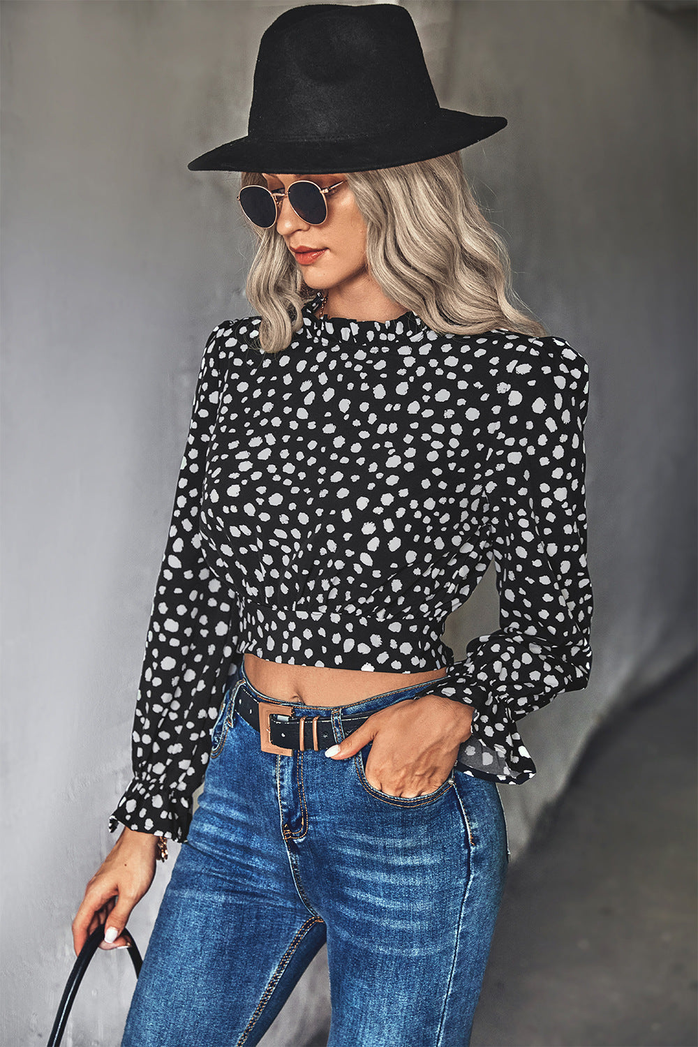 Blusa corta con lazo en la espalda y estampado animal