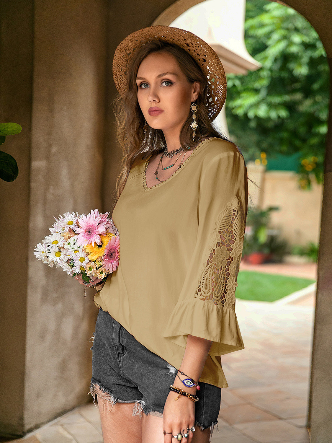 Blusa con detalle de encaje en las mangas