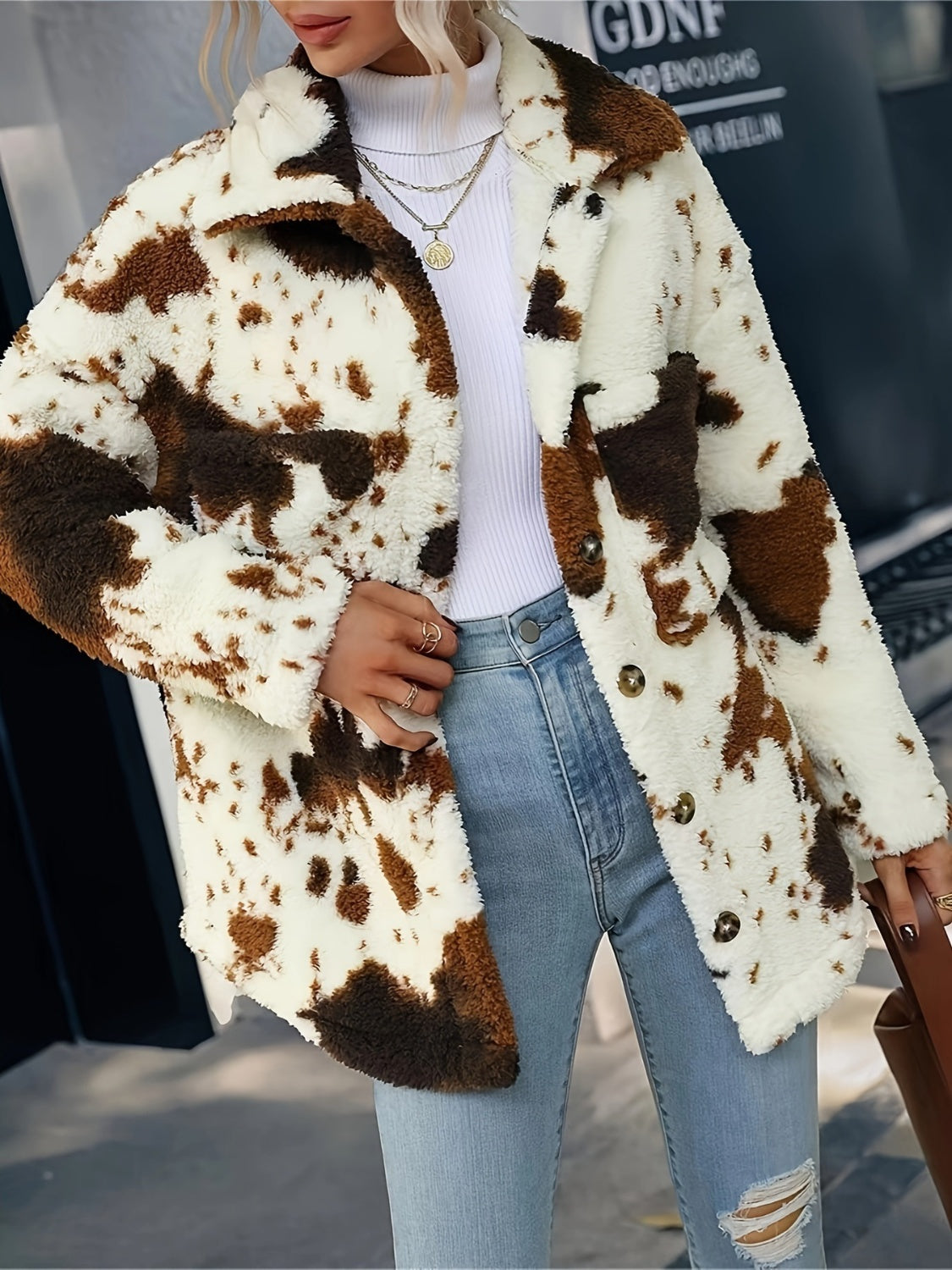Chaqueta afelpada con botones y cuello con estampado de vaca