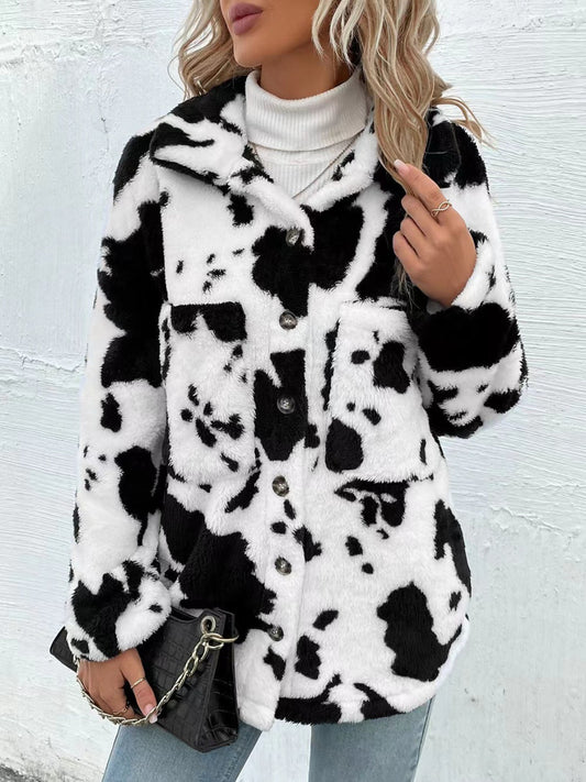 Chaqueta afelpada con botones y cuello con estampado de vaca