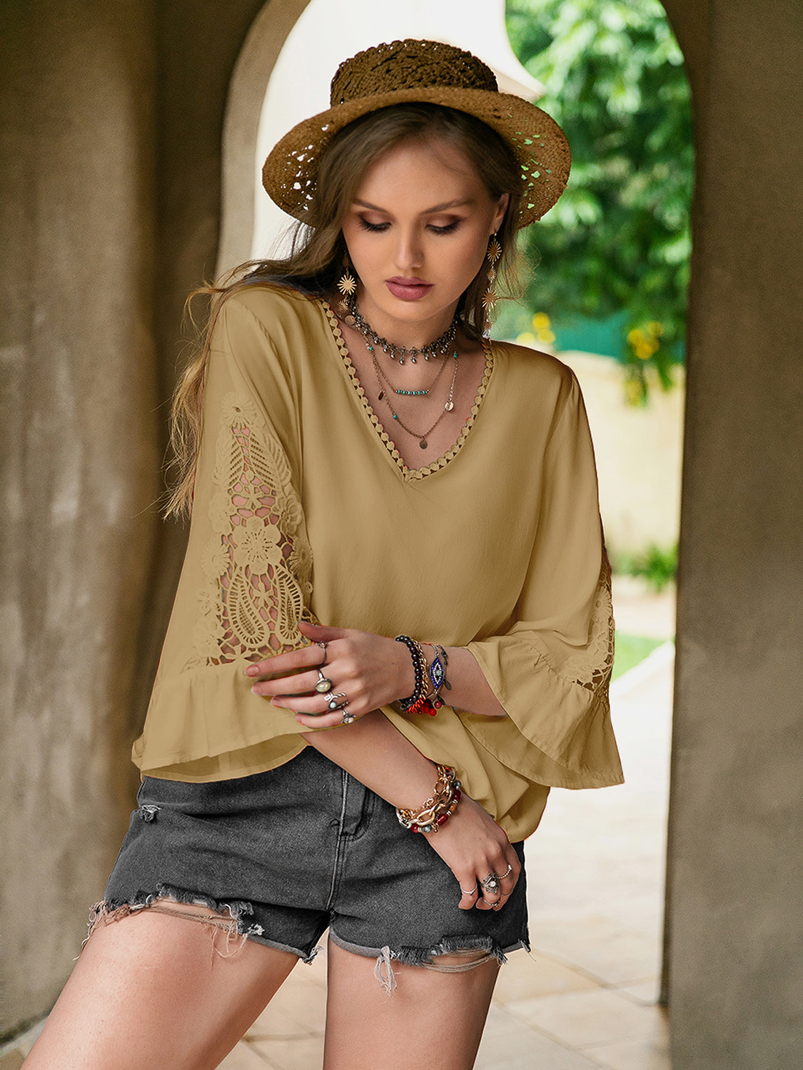 Blusa con detalle de encaje en las mangas
