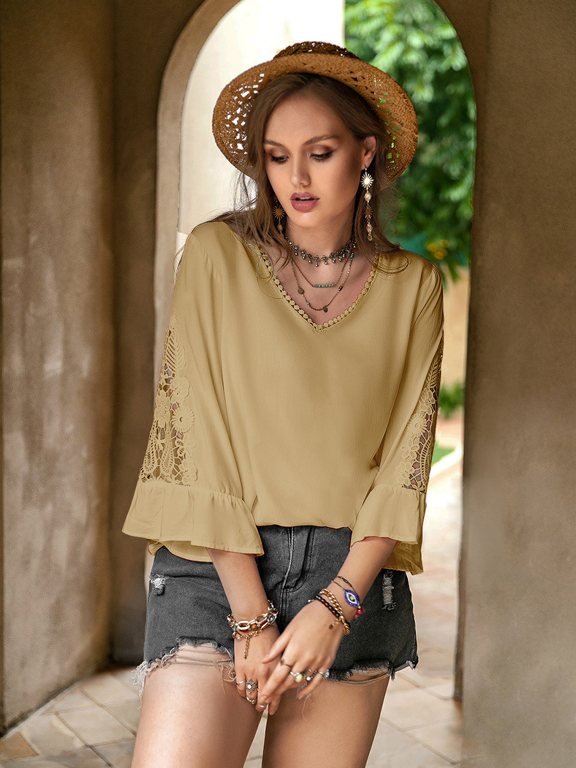 Blusa con detalle de encaje en las mangas