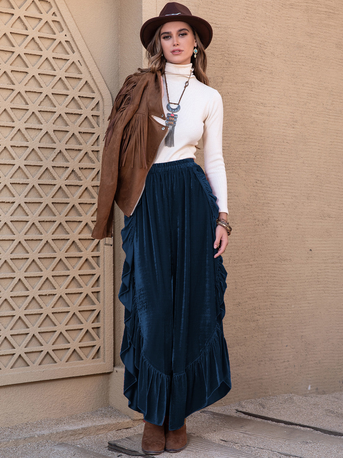 Pantalones anchos con abertura y volantes