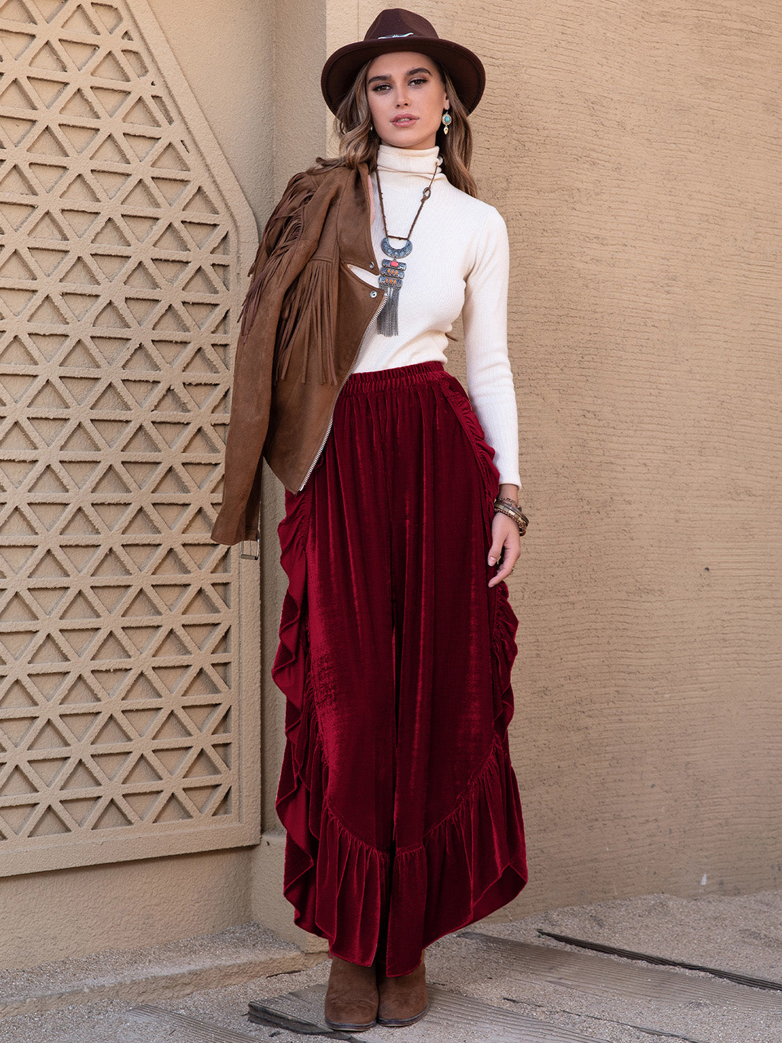 Pantalones anchos con abertura y volantes