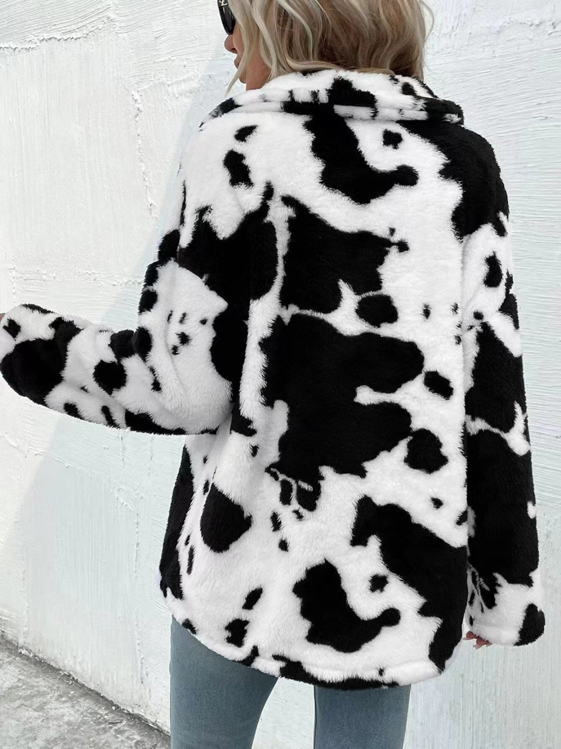 Chaqueta afelpada con botones y cuello con estampado de vaca