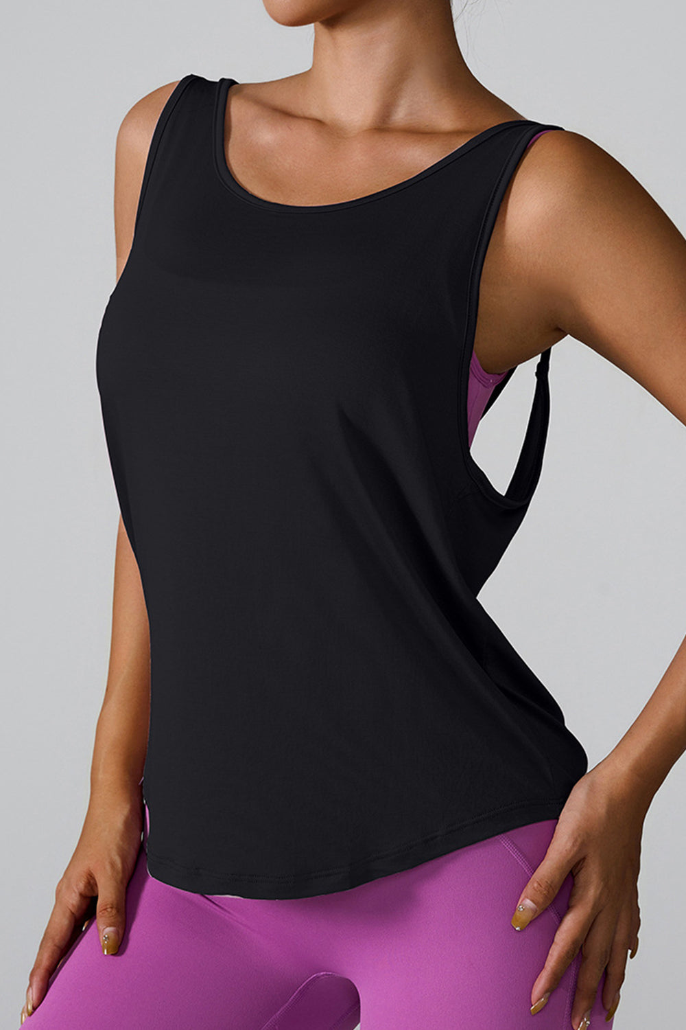Camiseta deportiva con cuello redondo entrecruzado