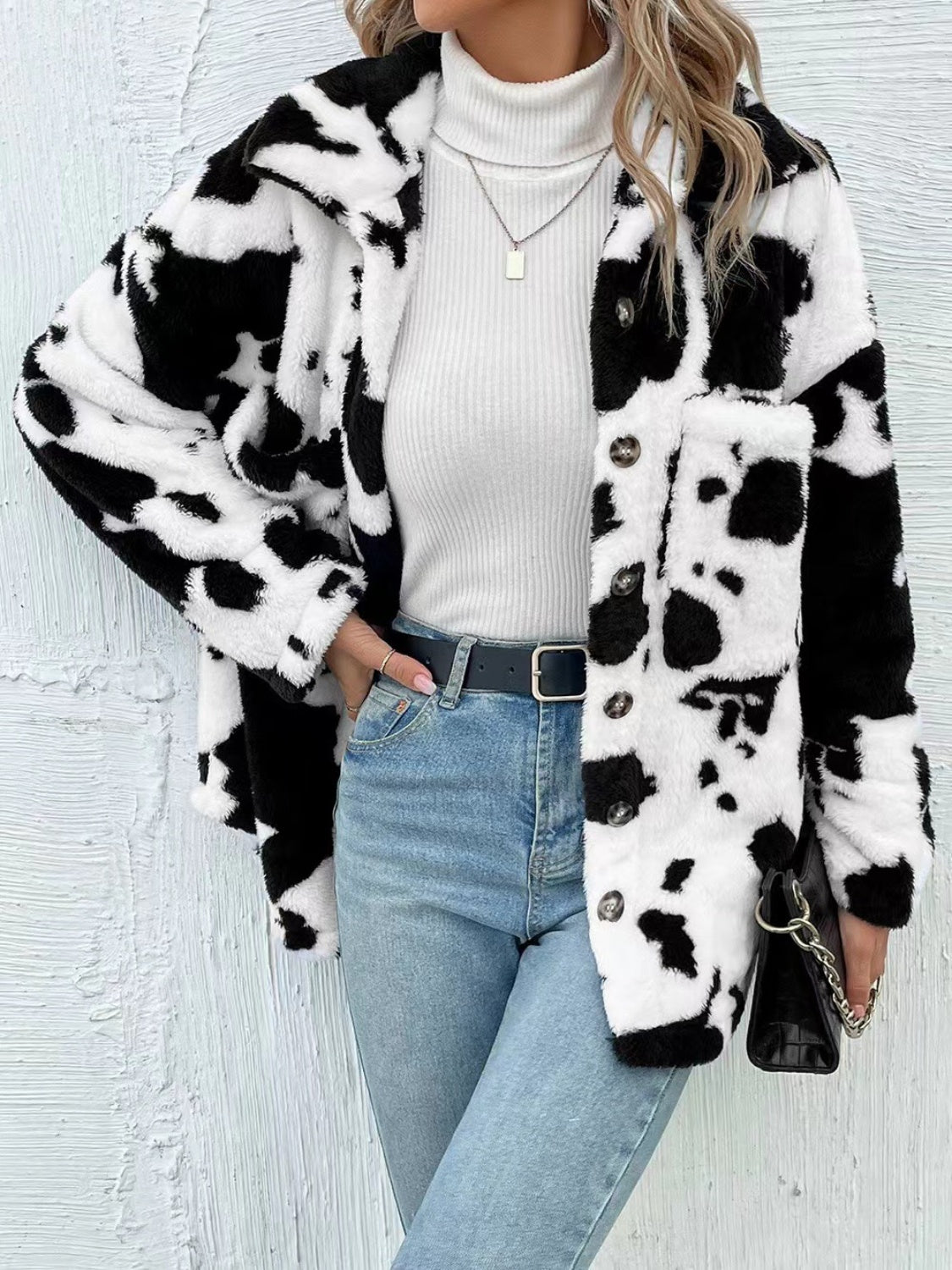 Chaqueta afelpada con botones y cuello con estampado de vaca