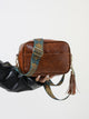 Bolso bandolera con correa de piel estampada