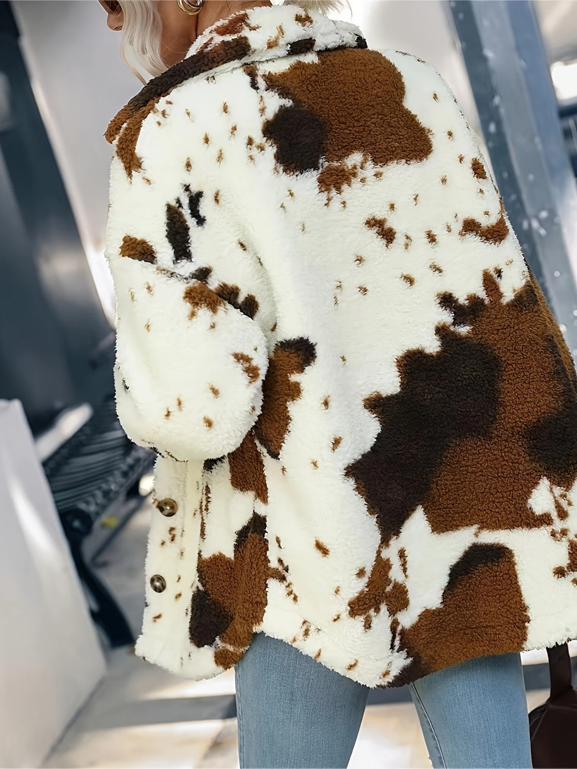 Chaqueta afelpada con botones y cuello con estampado de vaca