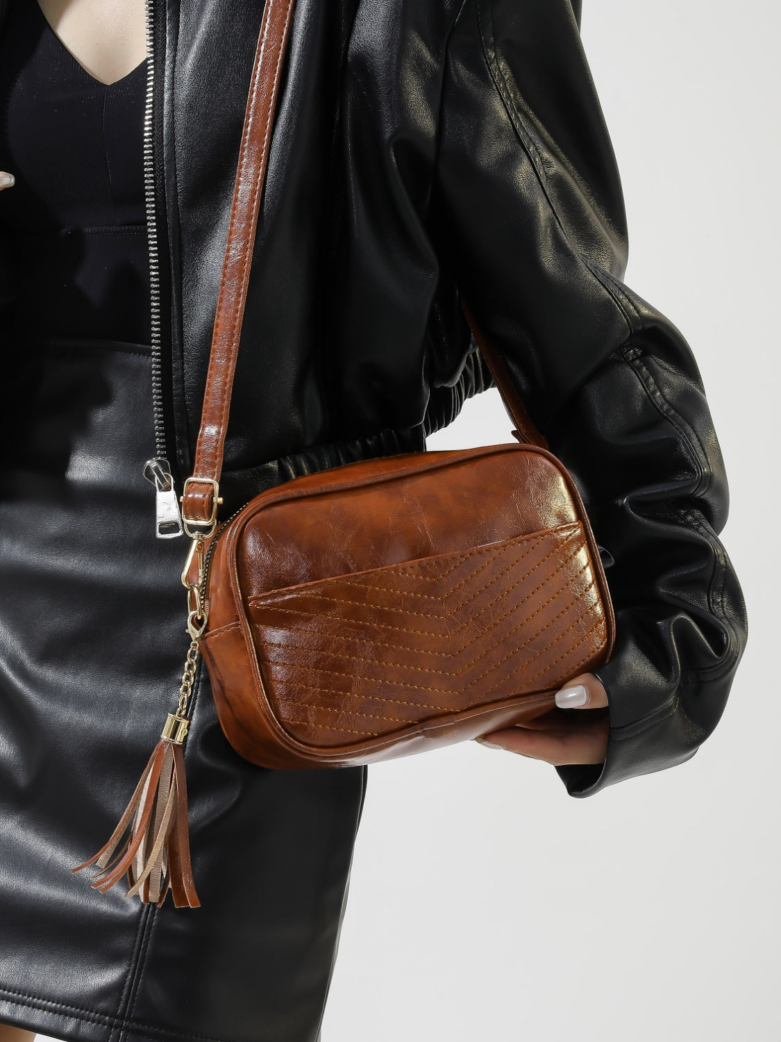 Bolso bandolera con correa de piel estampada