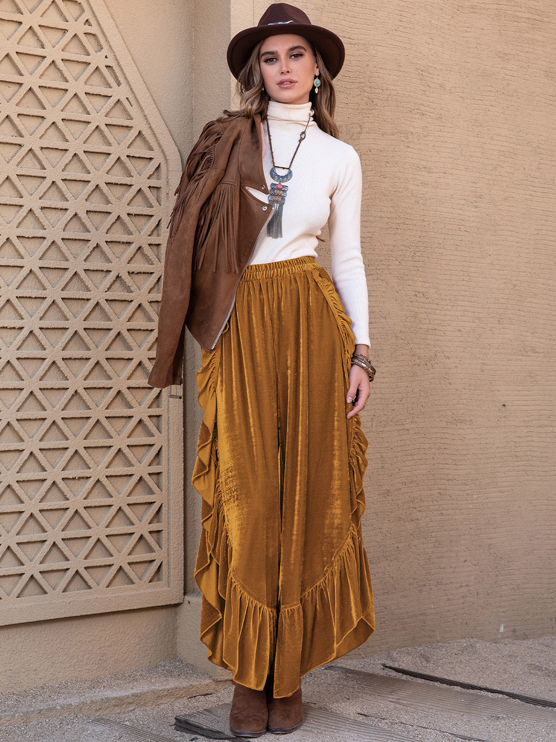 Pantalones anchos con abertura y volantes