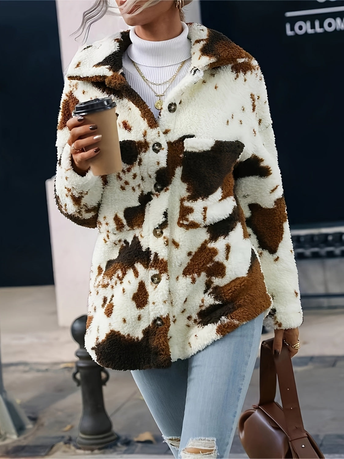 Chaqueta afelpada con botones y cuello con estampado de vaca