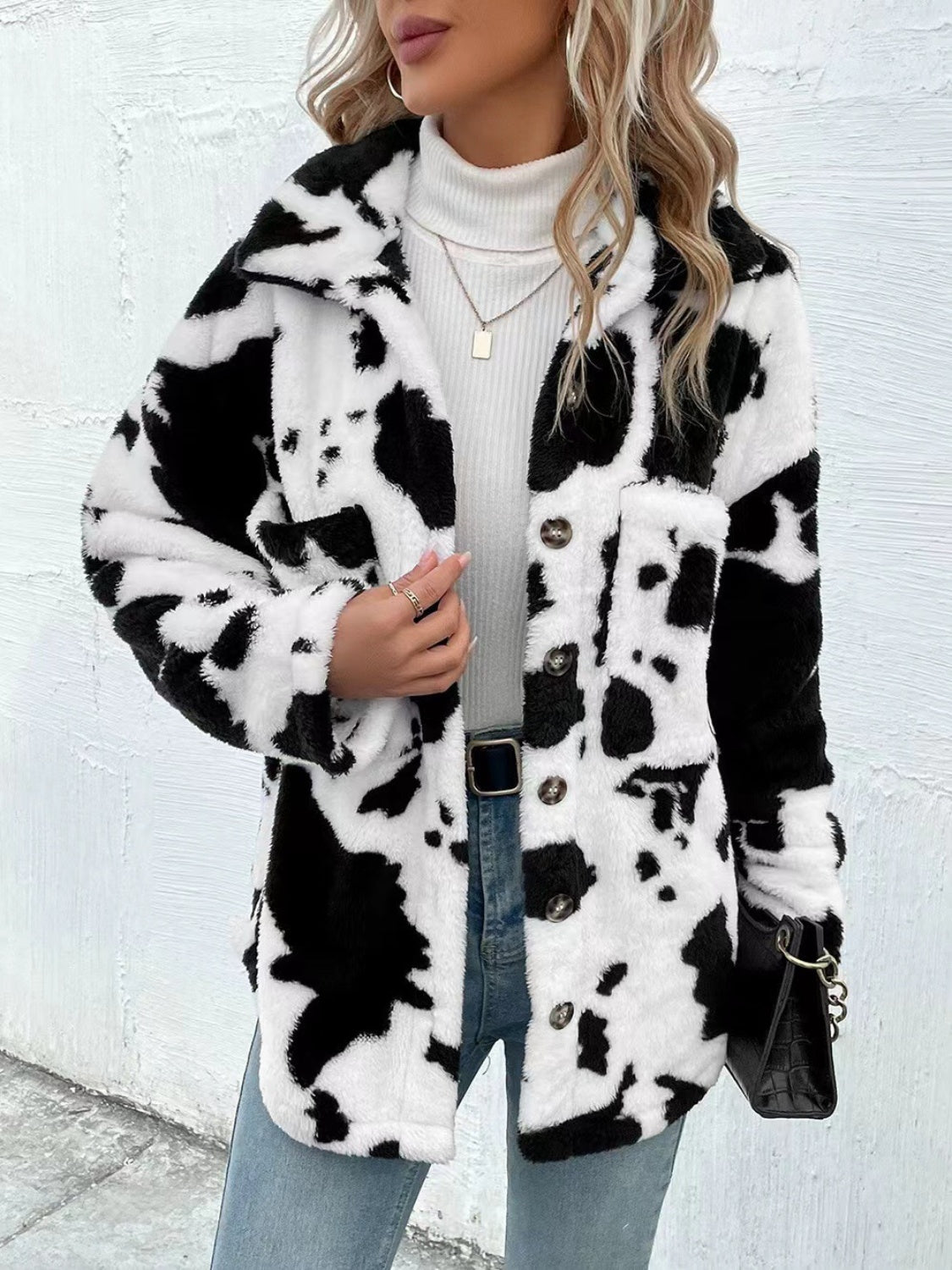 Chaqueta afelpada con botones y cuello con estampado de vaca