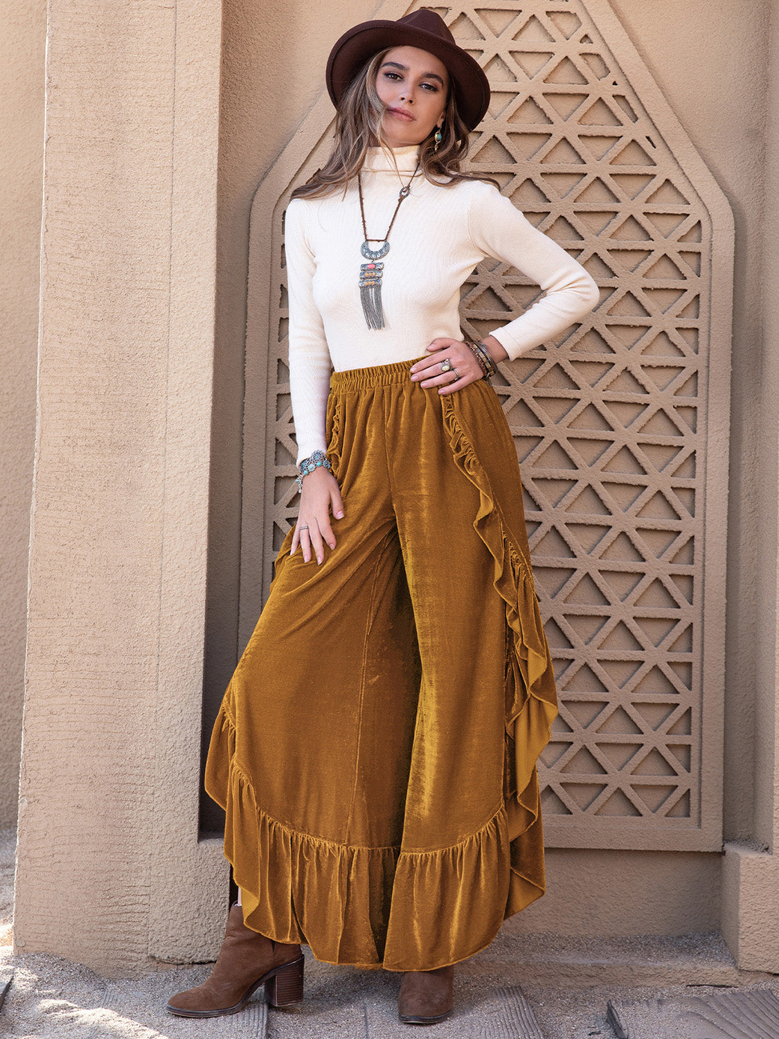 Pantalones anchos con abertura y volantes