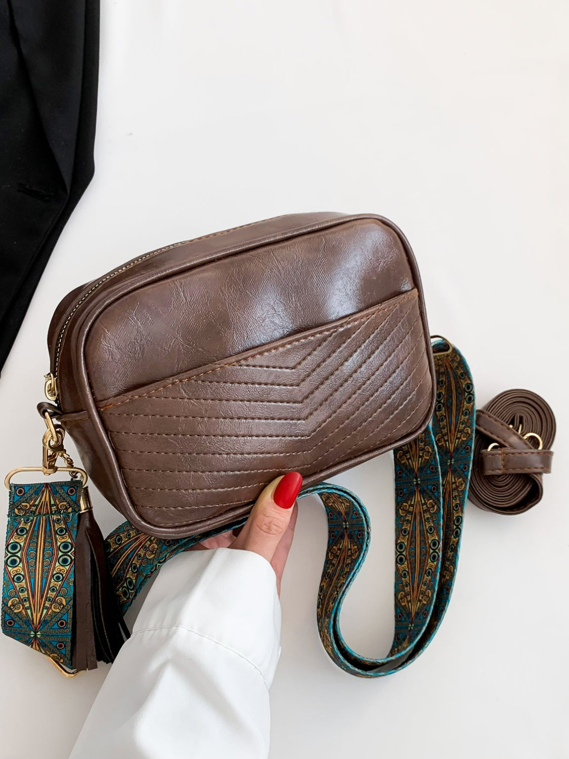 Bolso bandolera con correa de piel estampada