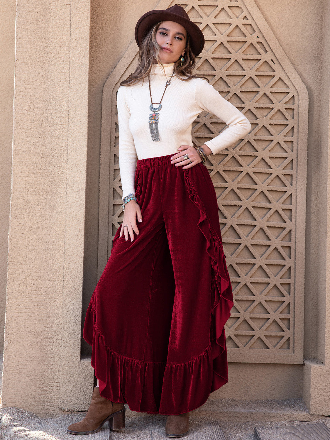 Pantalones anchos con abertura y volantes