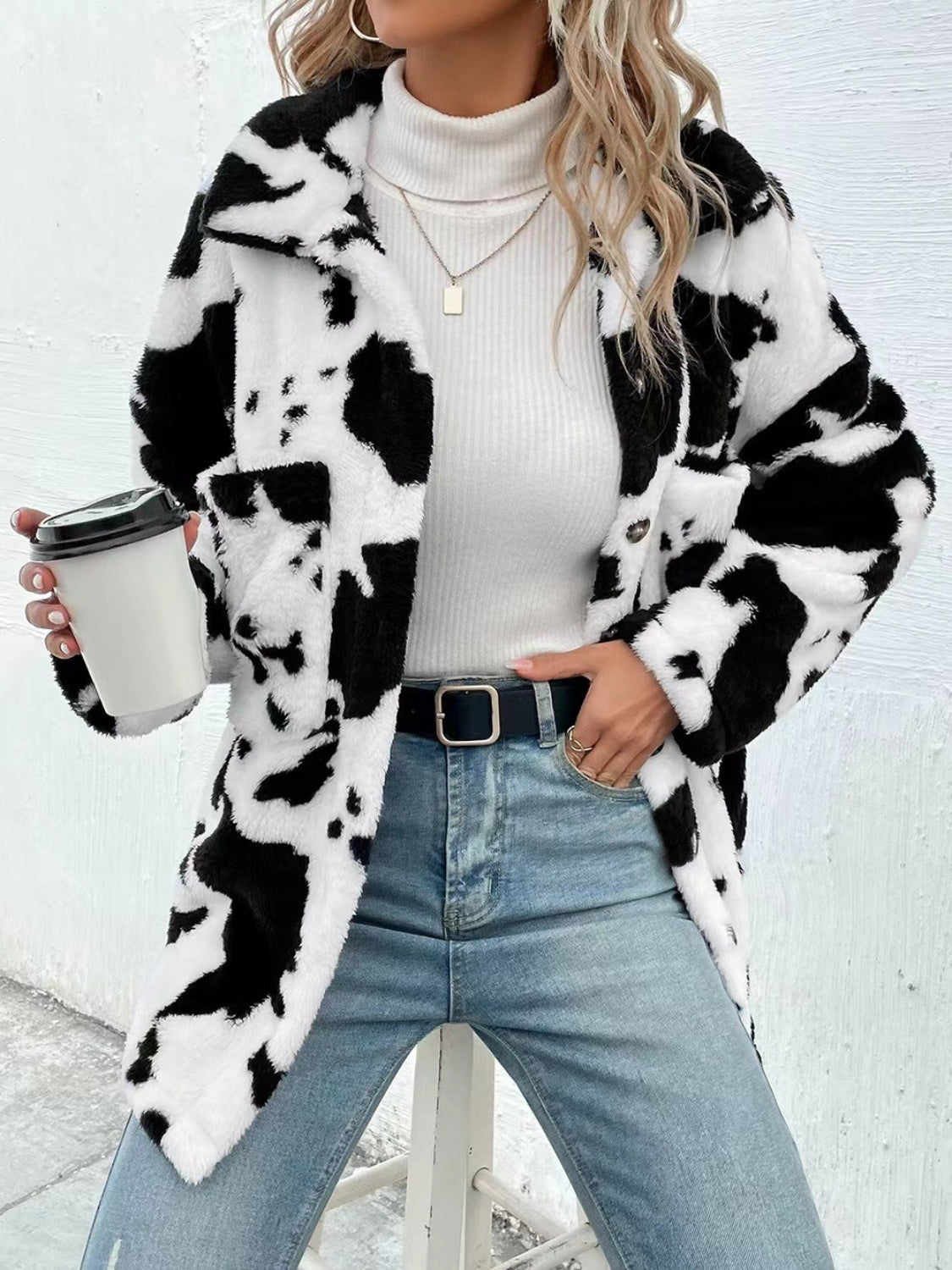 Chaqueta afelpada con botones y cuello con estampado de vaca