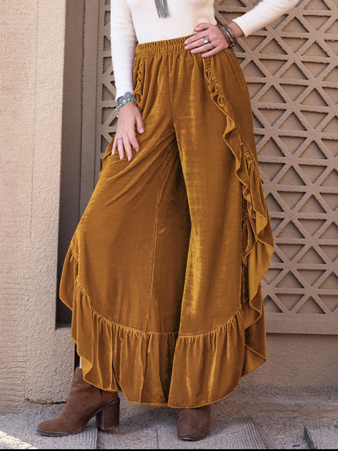 Pantalones anchos con abertura y volantes